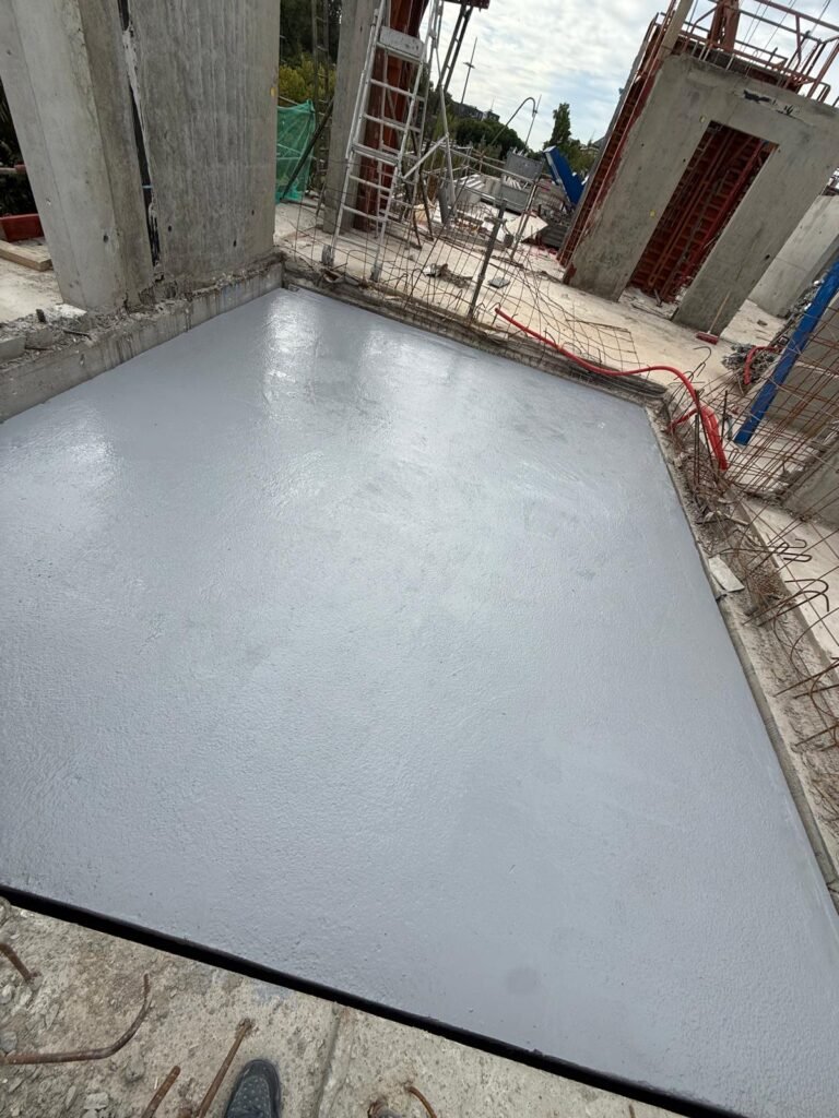 Pause términée d'une résine d'étanchéité dans un chantier maison individuelle en Seine-St-Denis