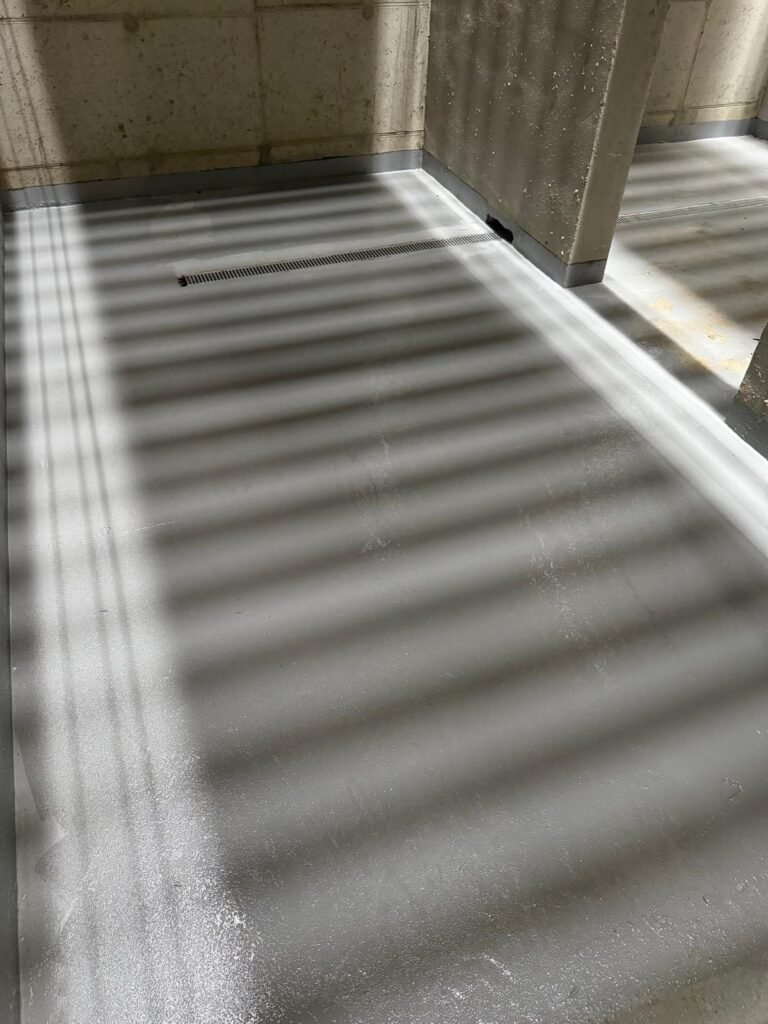 Pause d'une résine d'étanchéité dans un local technique dans les Hauts-de-Seine